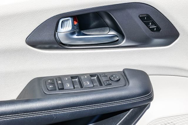 Used 2023 Chrysler Pacifica Touring-L FWD image 22