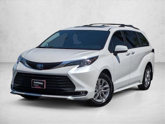 Used 2025 Toyota Sienna XLE w/ XLE Plus Package image 1