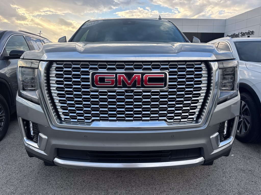 Used 2023 GMC Yukon XL Denali w/ Denali Reserve Package AWD/4WD image 2