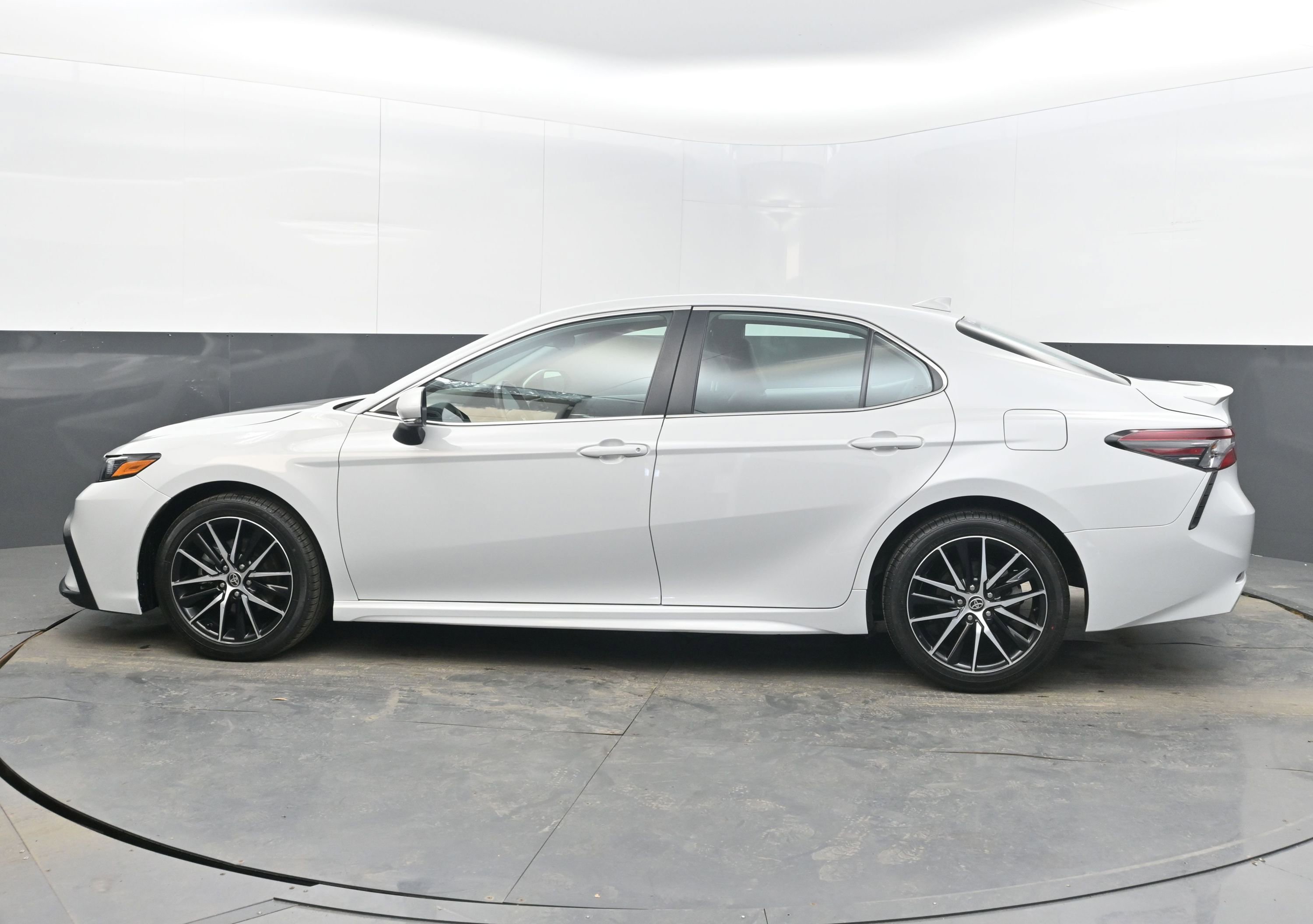 Used 2024 Toyota Camry SE image 7