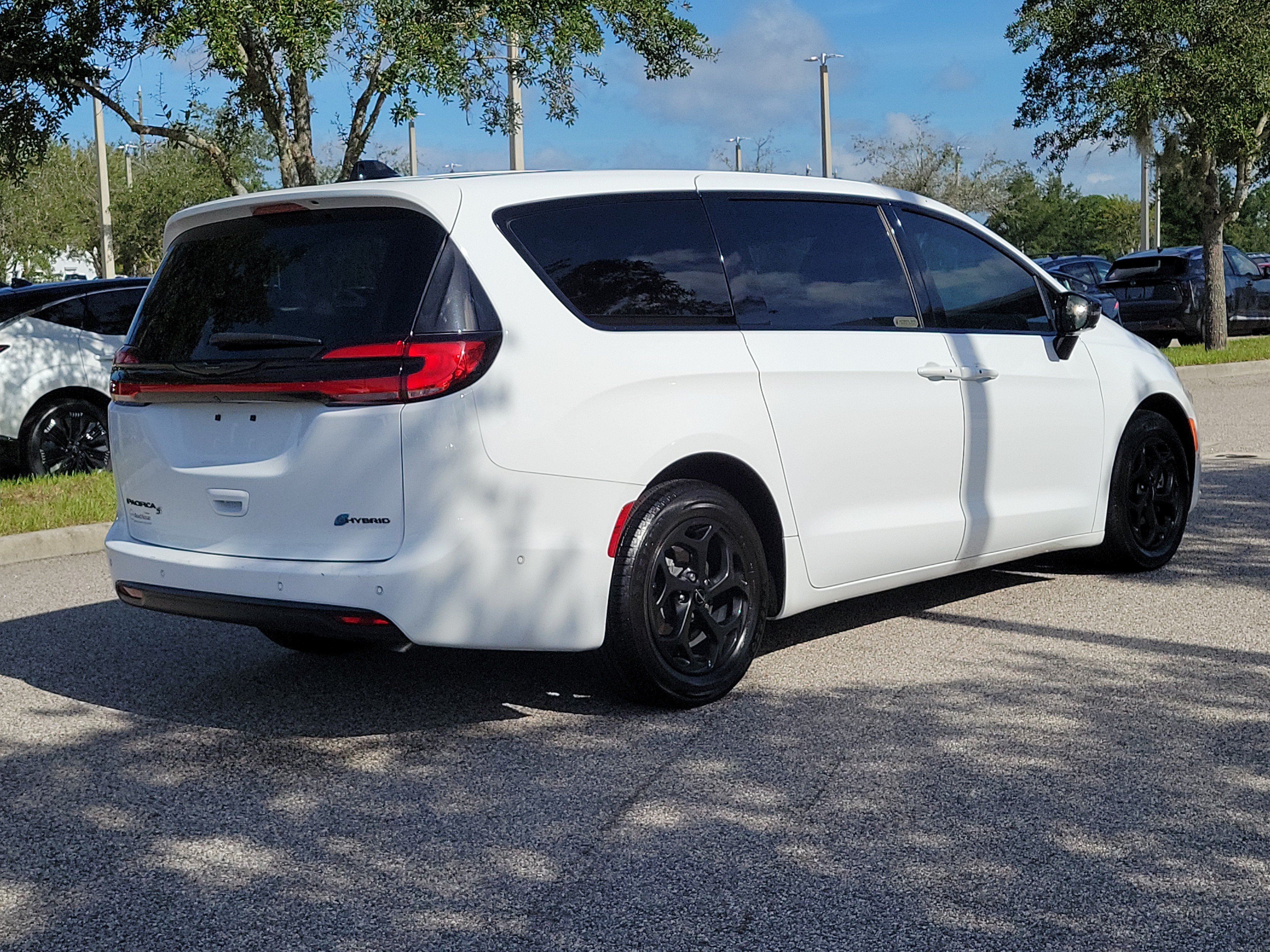 Used 2024 Chrysler Pacifica Limited FWD image 5