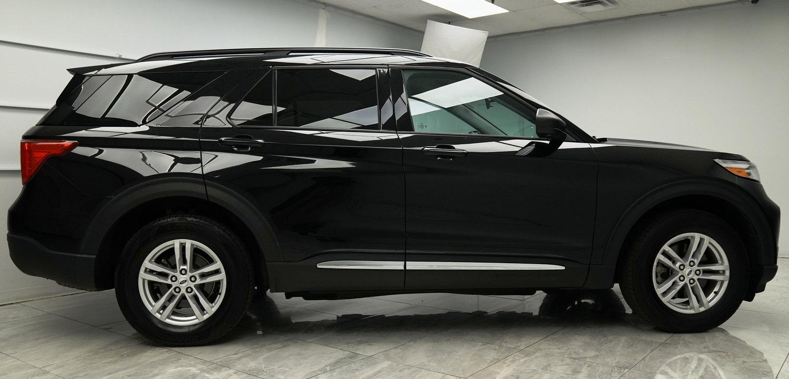 Used 2023 Ford Explorer XLT w/ Equipment Group 202A image 8