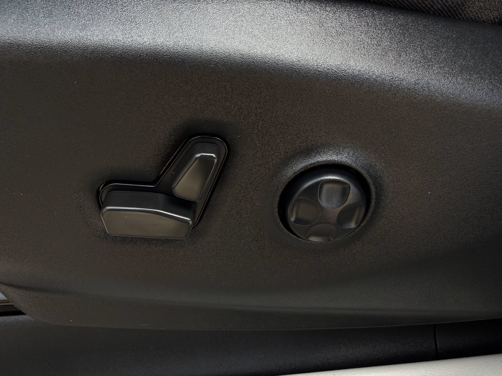 Used 2021 Chrysler Voyager Lxi FWD image 25
