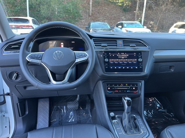 Used 2024 Volkswagen Tiguan SE image 17