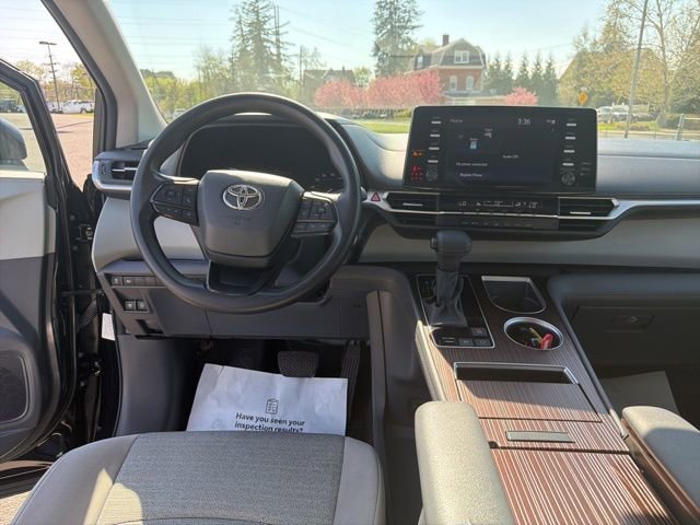 Used 2023 Toyota Sienna LE AWD/4WD image 16