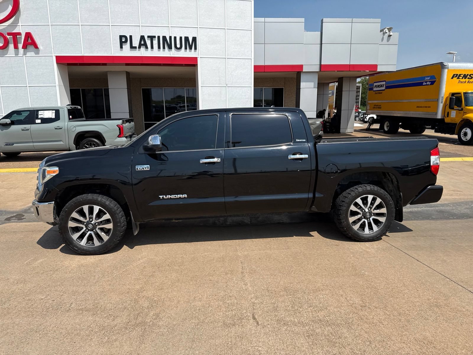 Used 2018 Toyota Tundra Limited w/ Limited Premium Package AWD/4WD image 6