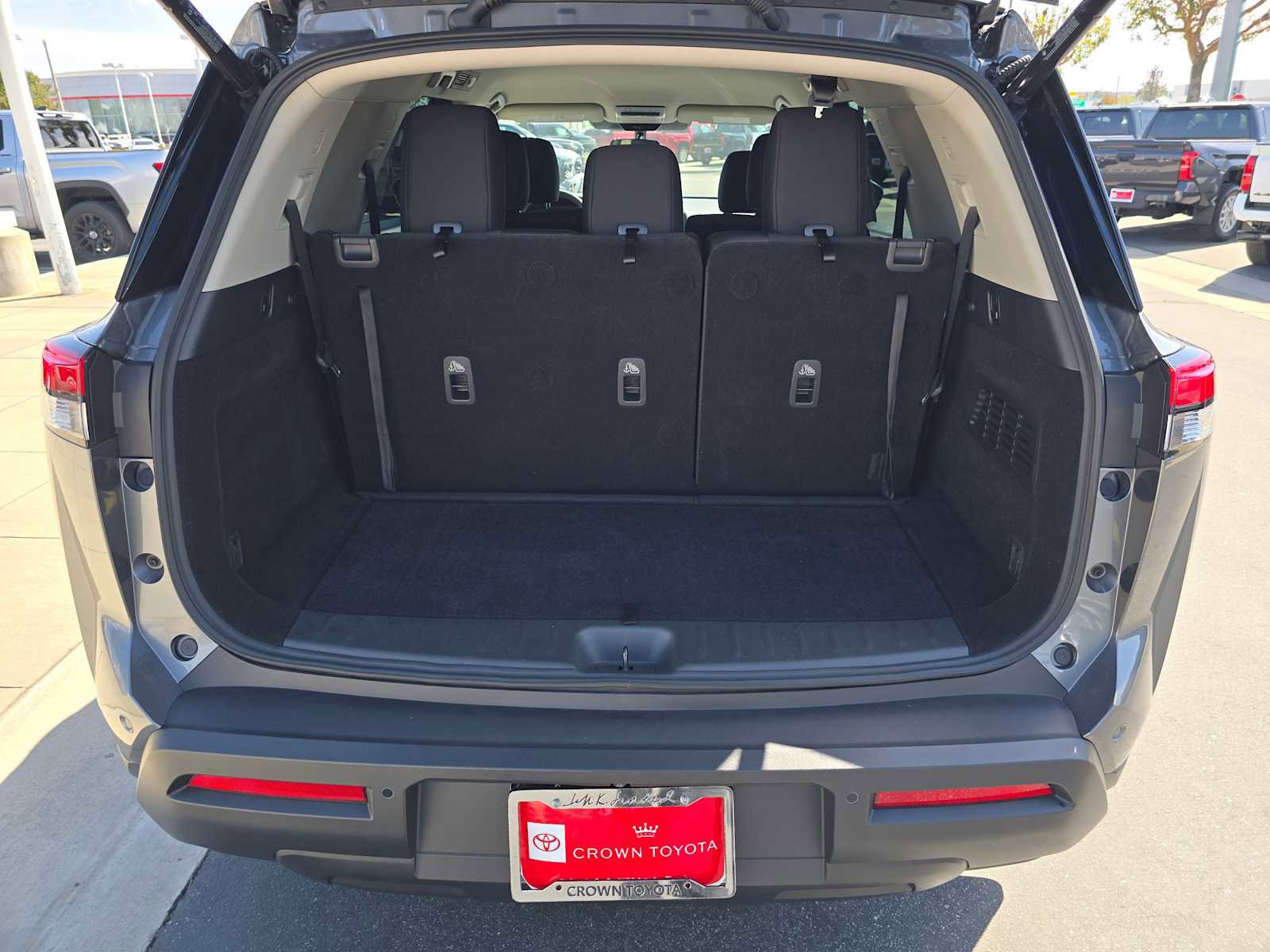 Used 2025 Nissan Pathfinder SV w/ Cargo Package FWD image 15