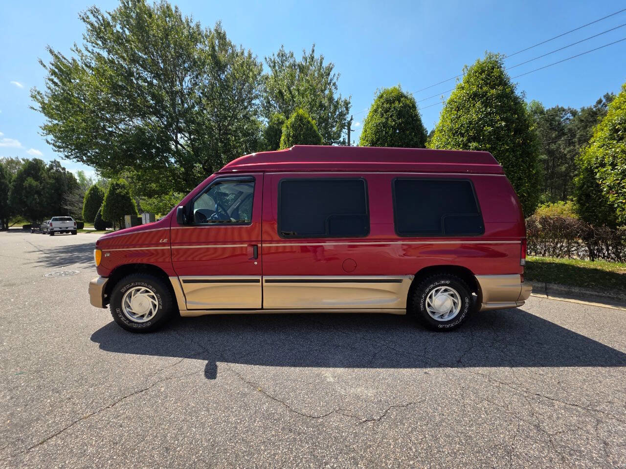 Used 2002 Ford E-150 and Econoline 150 image 2