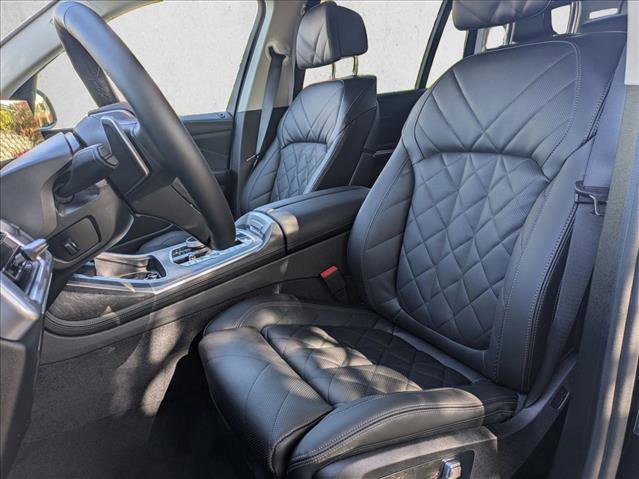 Used 2025 BMW X7 xDrive40i w/ Premium Package image 4