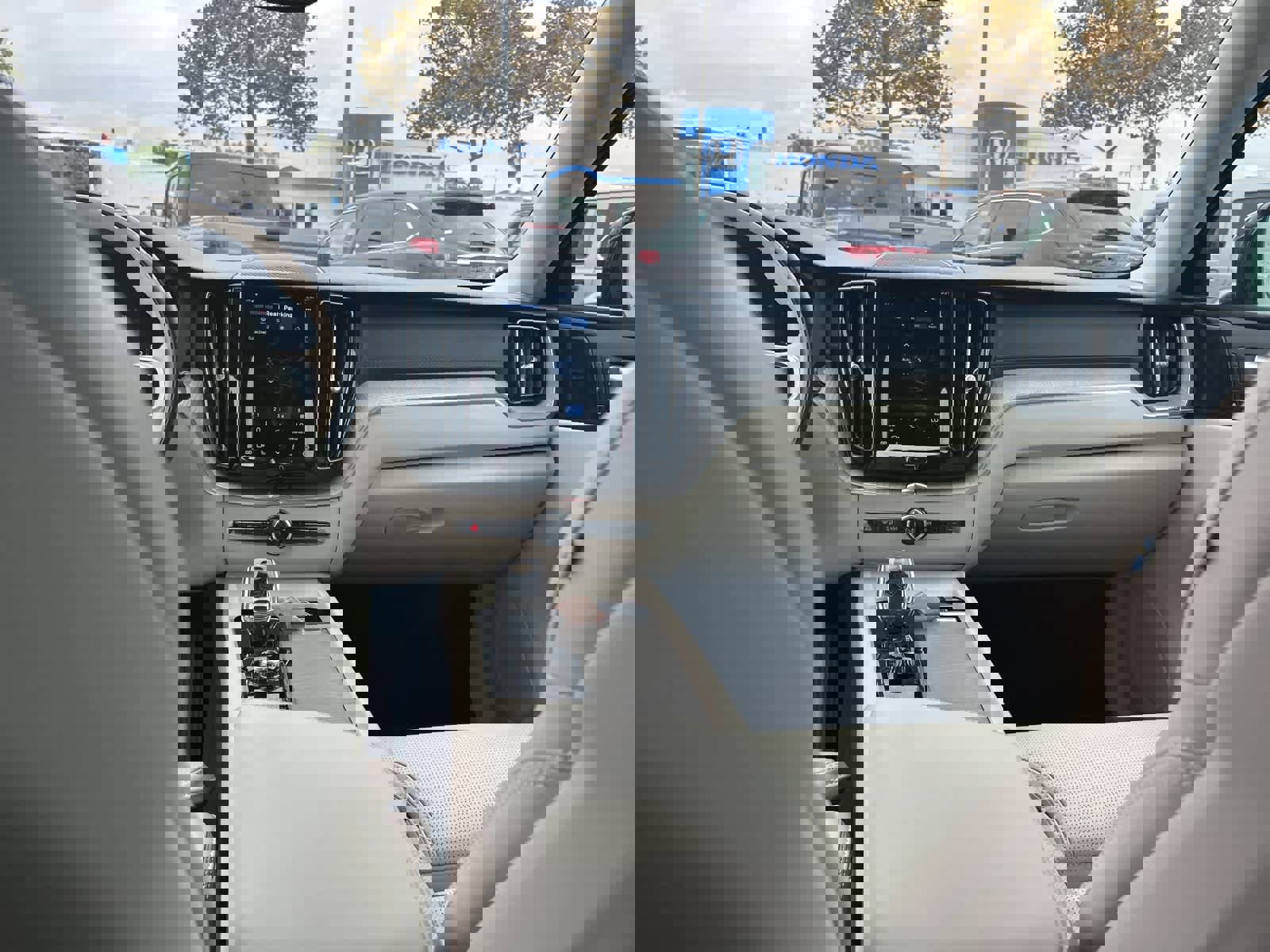 Used 2023 Volvo XC60 B5 Ultimate image 30