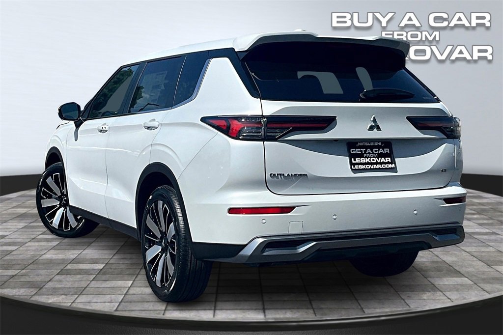 New 2025 Mitsubishi Outlander SE image 3