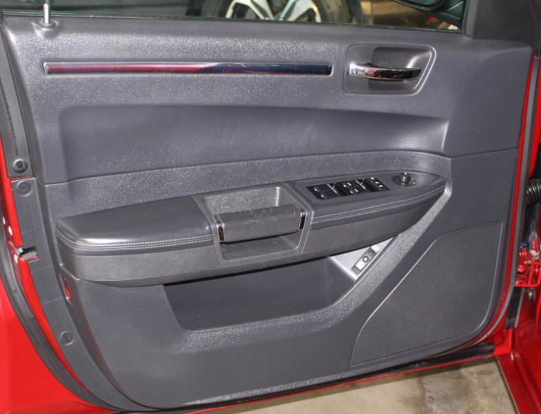 Used 2010 Chrysler 300 S image 17