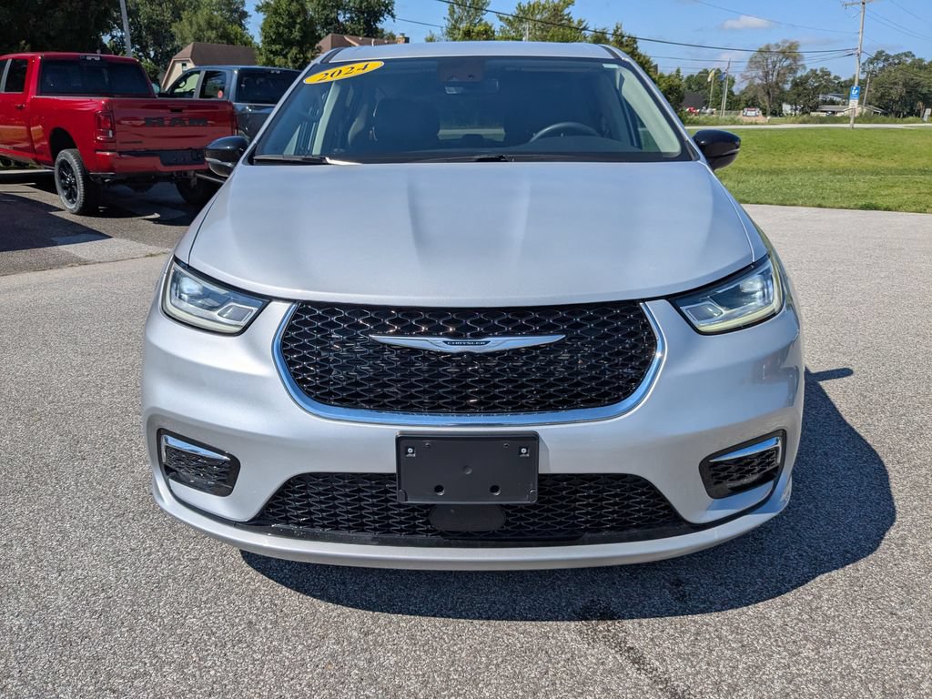 Used 2024 Chrysler Pacifica Touring-L FWD image 2