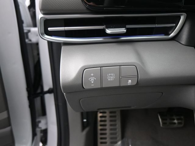 Certified 2025 Hyundai Elantra SEL FWD image 17