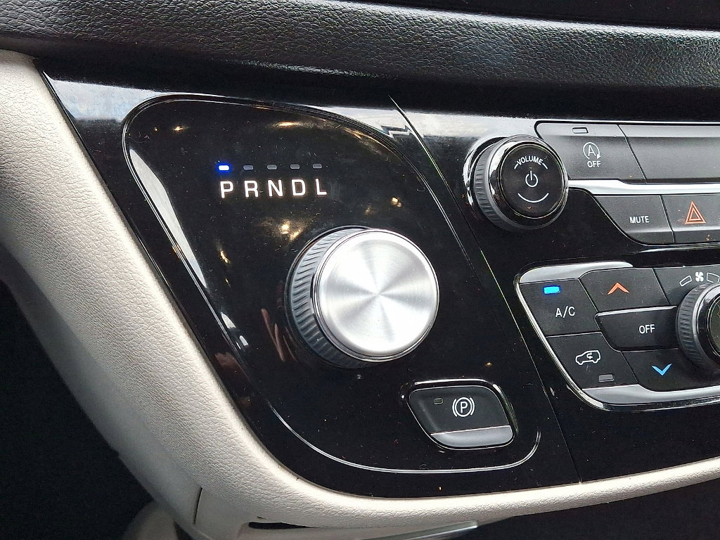 Used 2022 Chrysler Voyager LX image 15