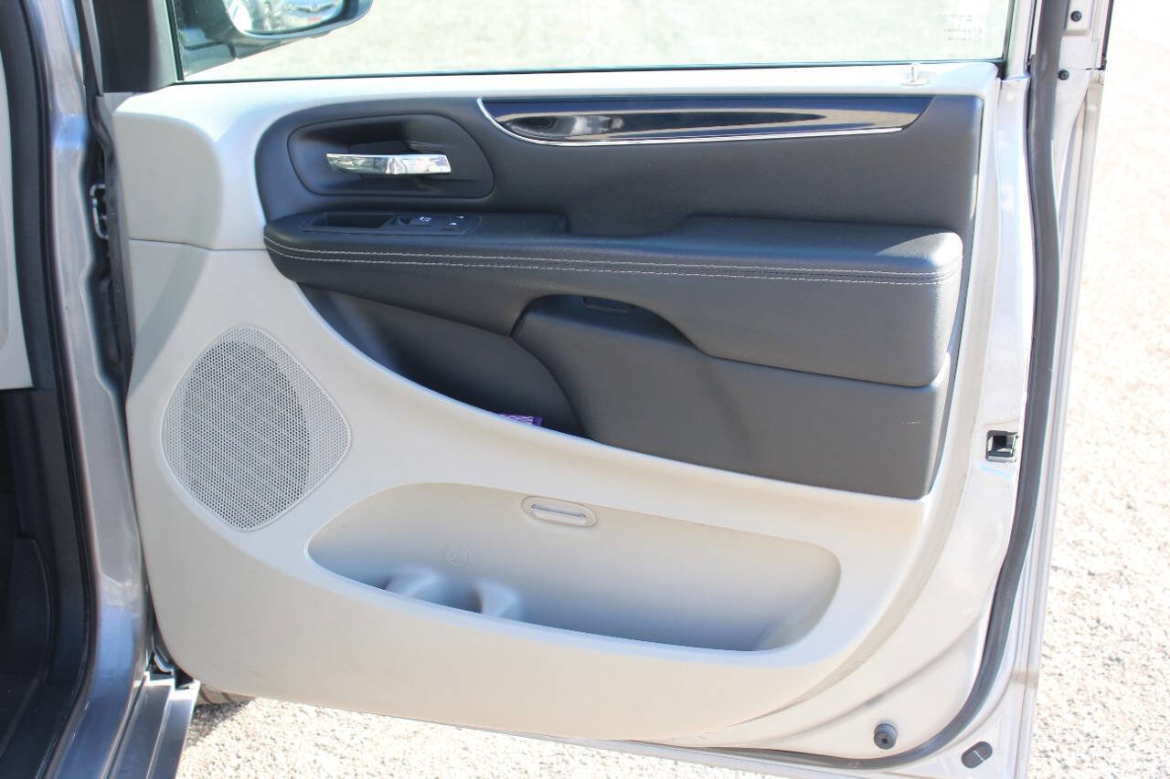Used 2018 Dodge Grand Caravan SXT image 14