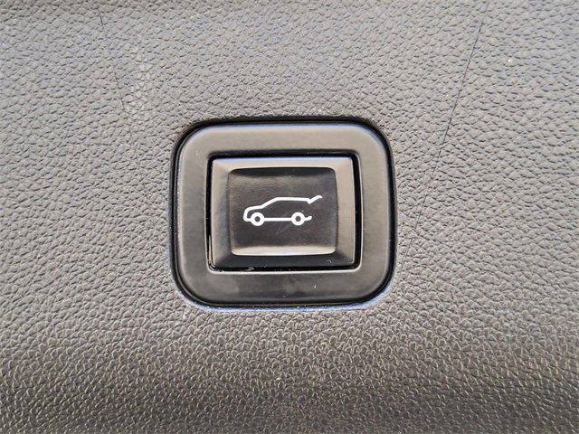 Used 2023 Chevrolet Suburban Premier image 10