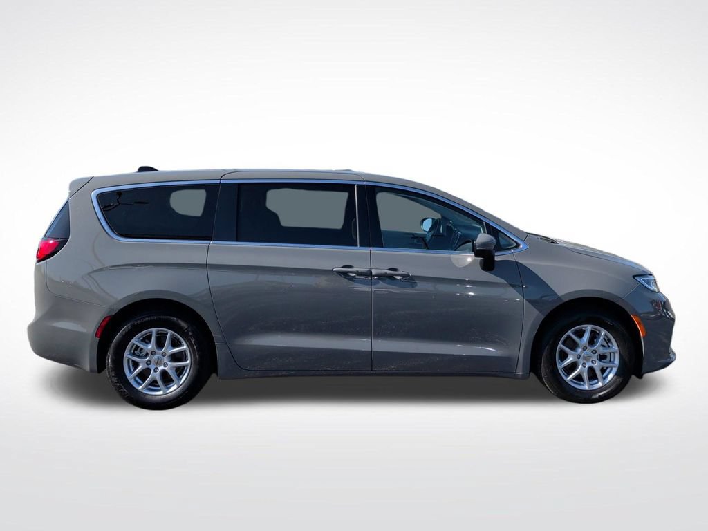 Used 2023 Chrysler Pacifica Touring-L FWD image 9