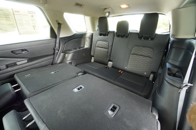 Used 2024 Nissan Pathfinder SV FWD image 21