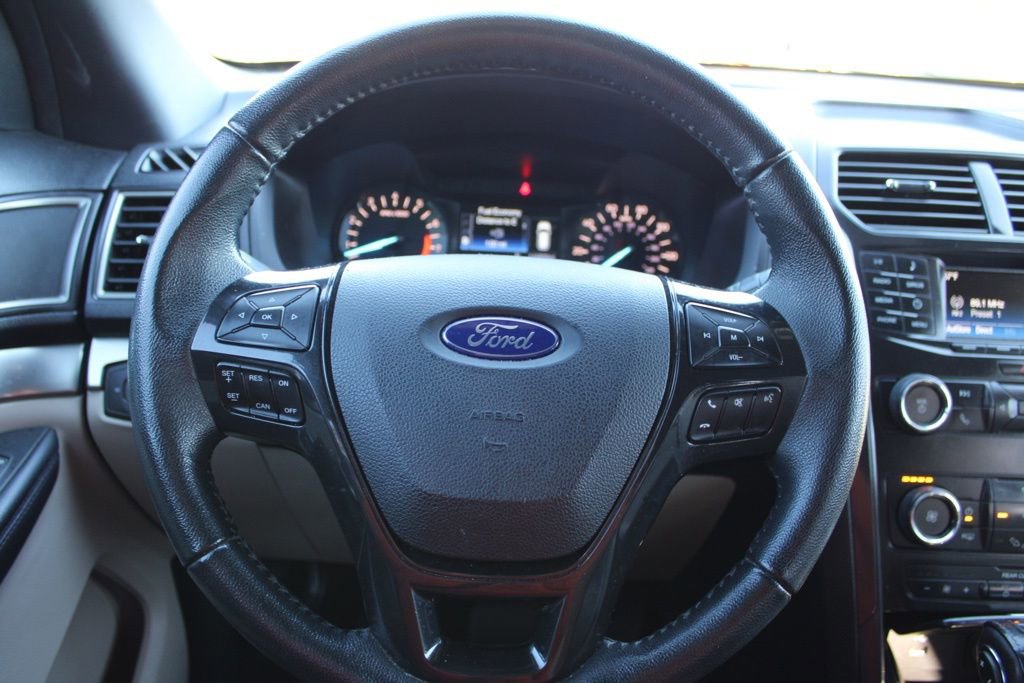 Used 2018 Ford Explorer XLT image 28