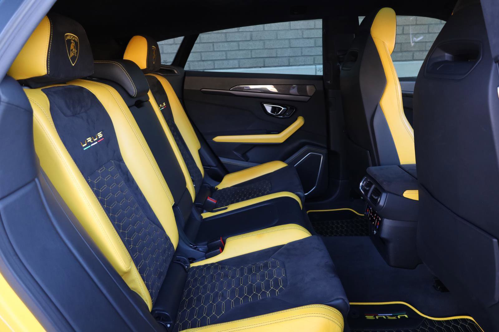 Used 2021 Lamborghini Urus AWD/4WD image 32