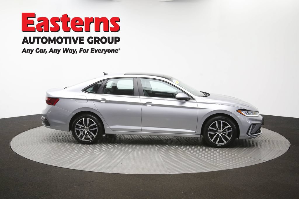 Used 2025 Volkswagen Jetta SE FWD image 44