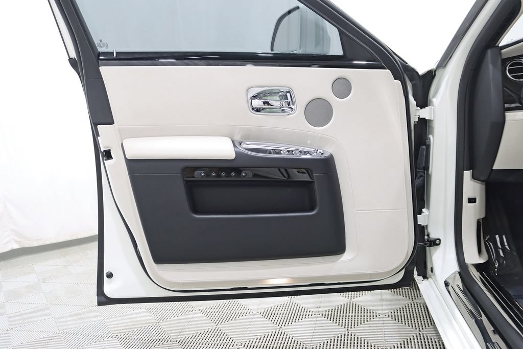 Used 2016 Rolls-Royce Ghost RWD image 38