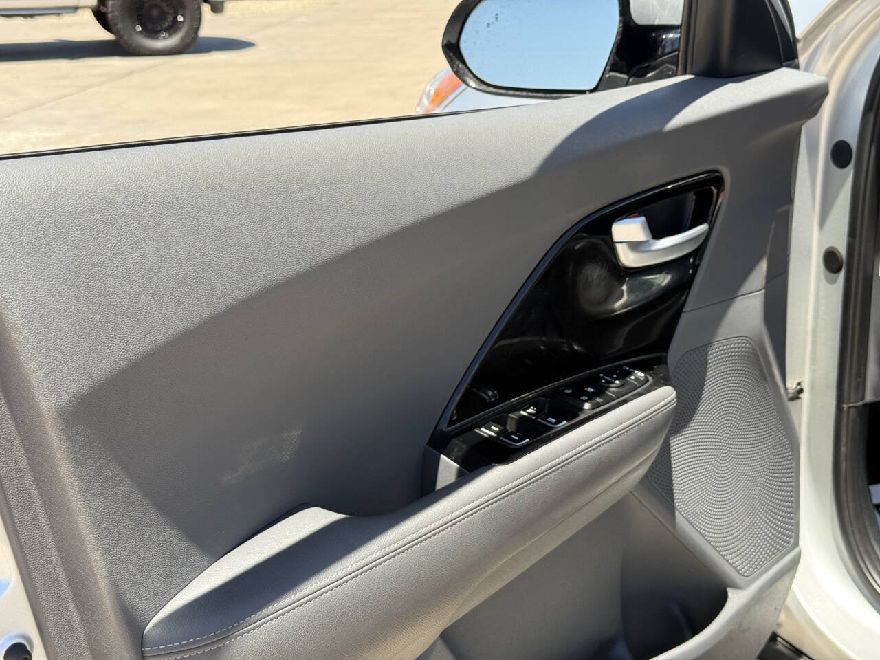 Used 2017 Kia Niro EX FWD image 17