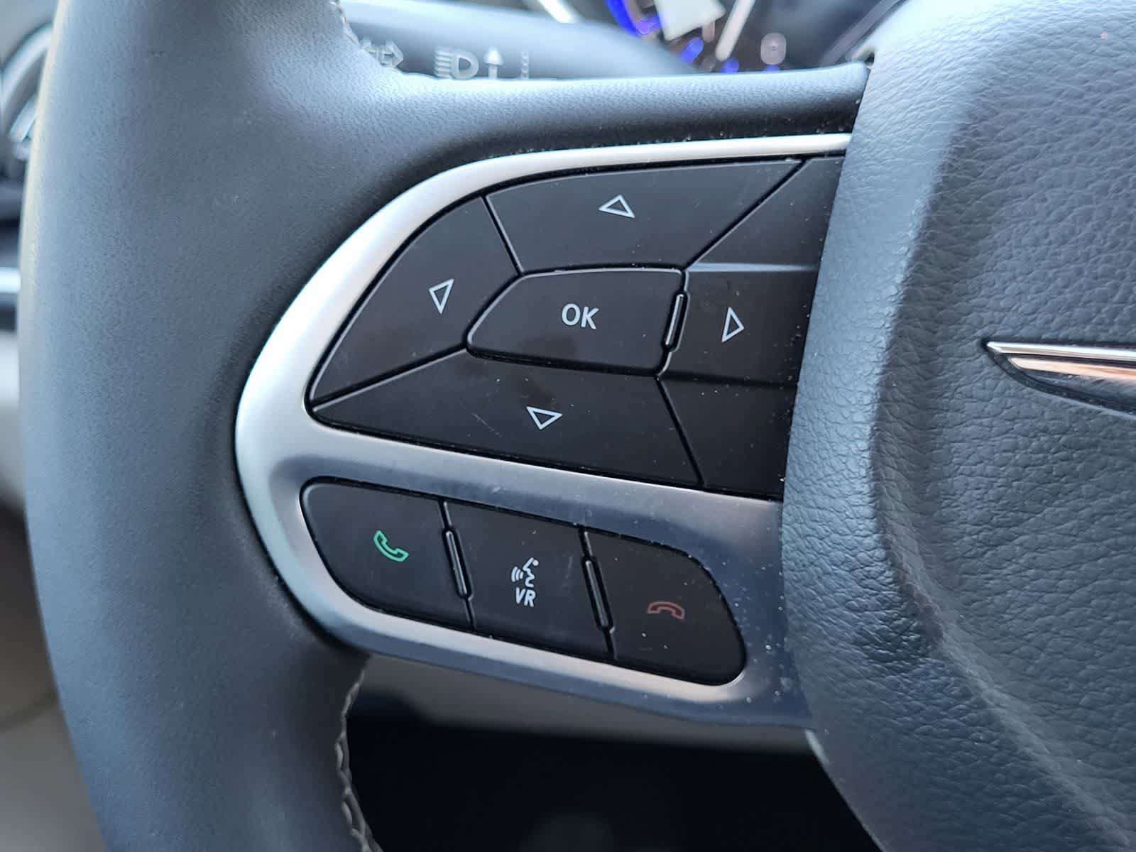 Used 2022 Chrysler Pacifica Touring-L FWD image 17