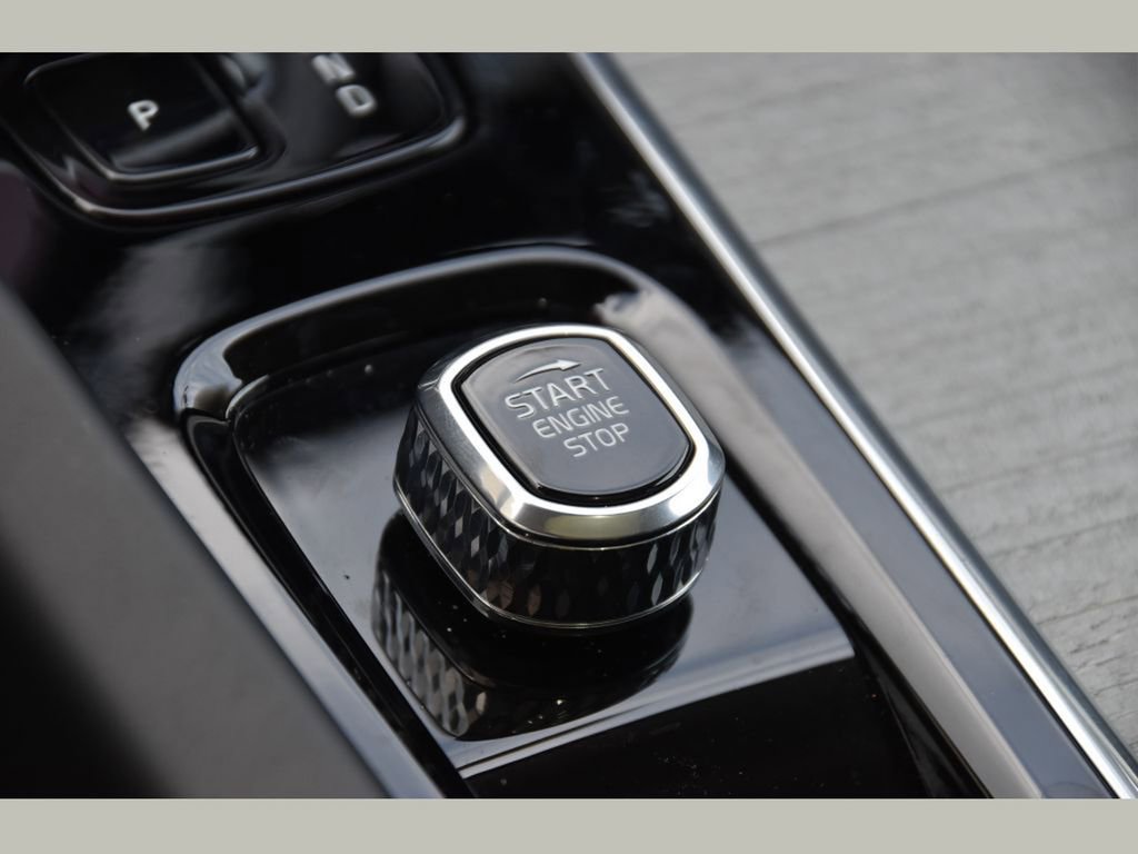 Certified 2025 Volvo XC60 B5 Ultra w/ Protection Package Premier image 37