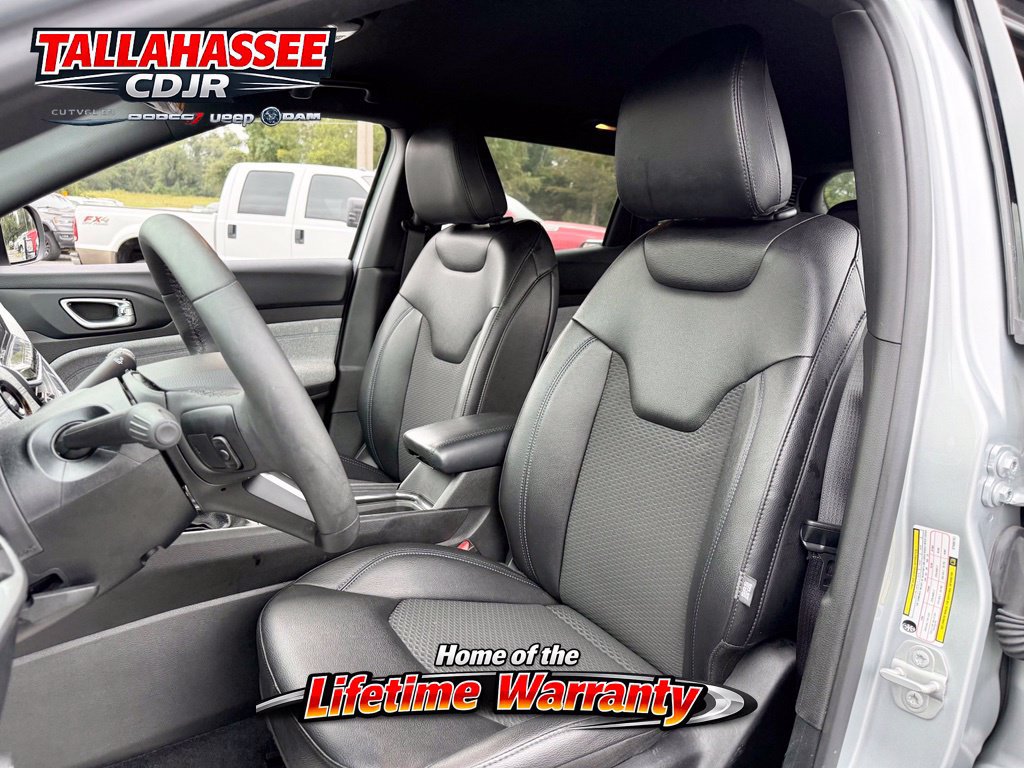 Used 2025 Jeep Compass Latitude AWD/4WD image 17