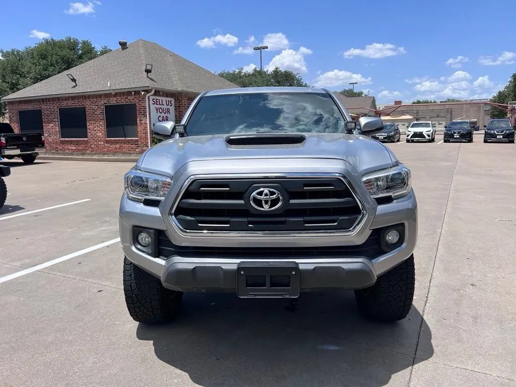 Used 2017 Toyota Tacoma TRD Off-Road RWD image 4