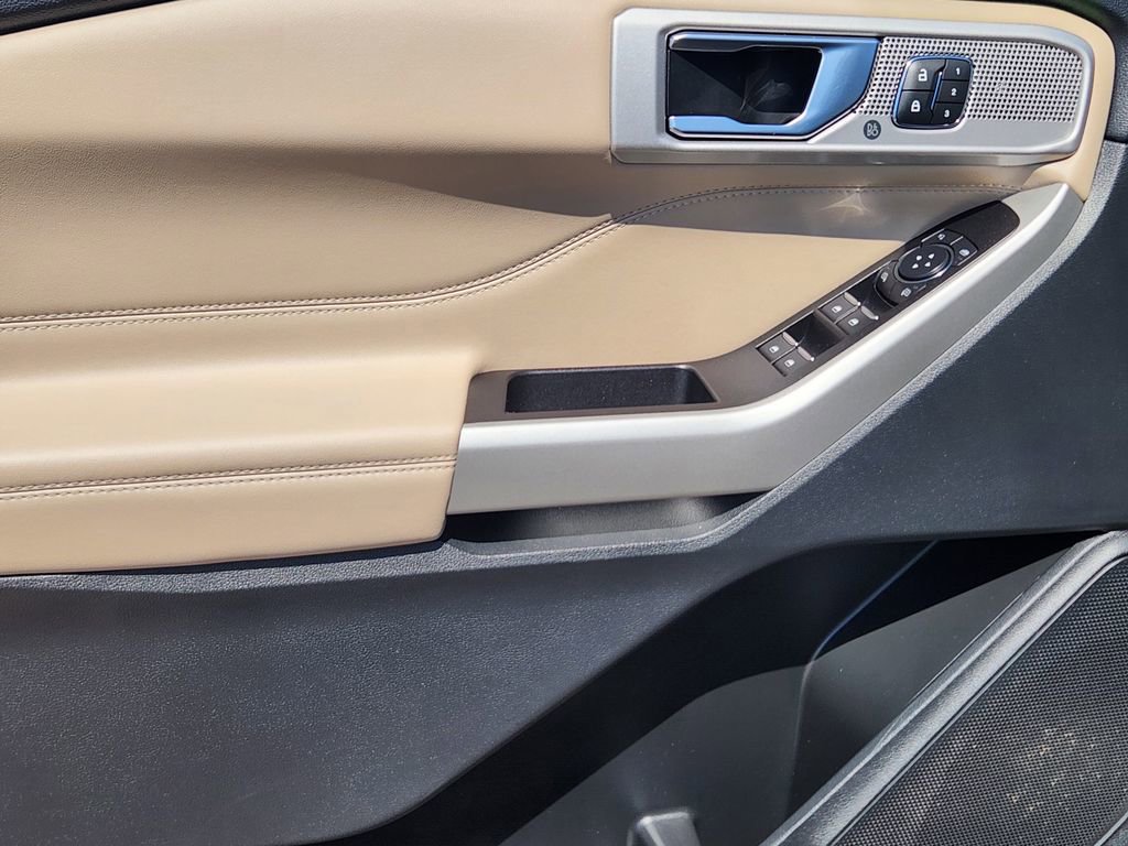 Used 2022 Ford Explorer Limited w/ Equipment Group 301A image 7