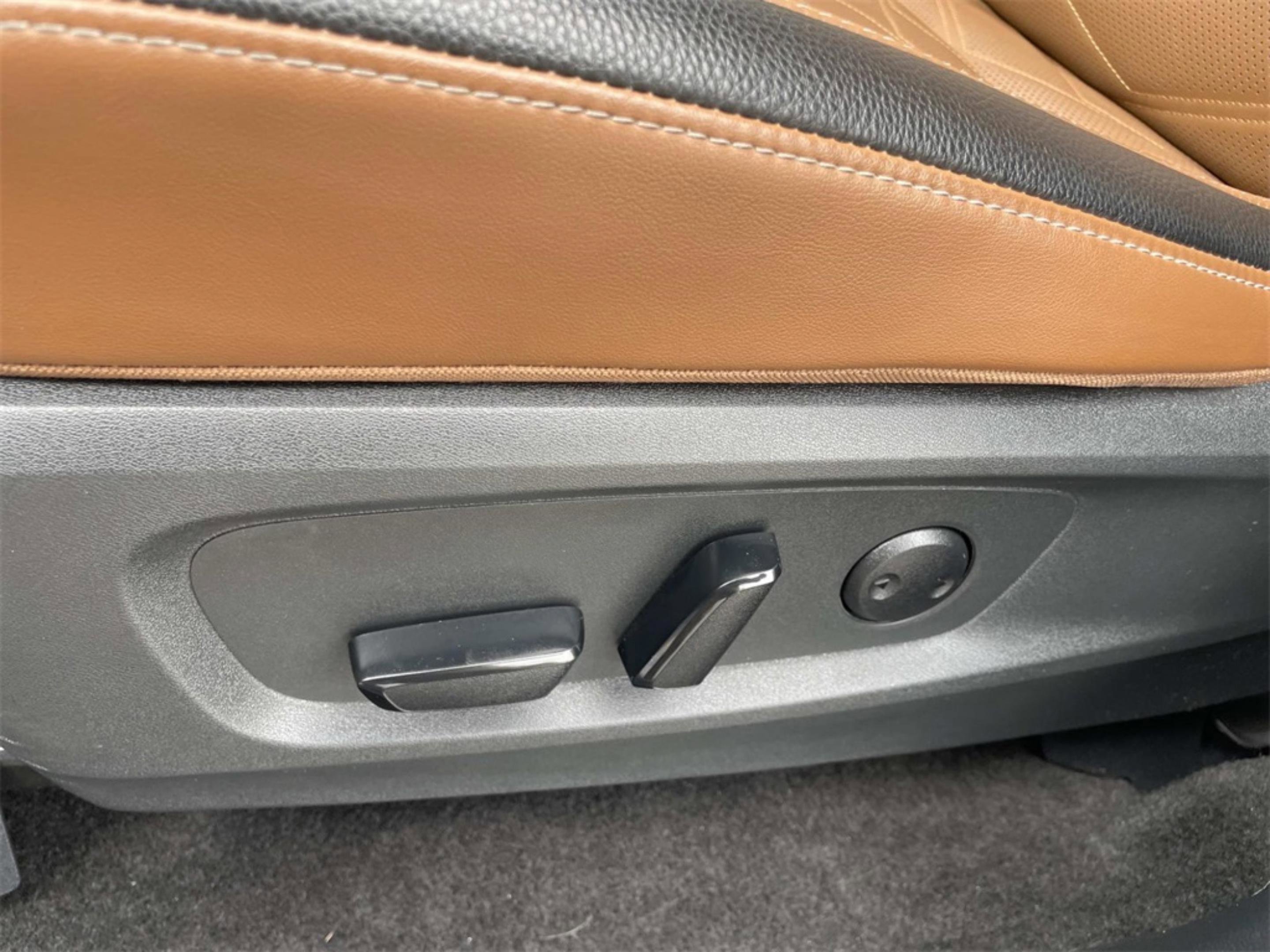 Used 2024 Nissan Pathfinder Platinum w/ Cargo Package image 26