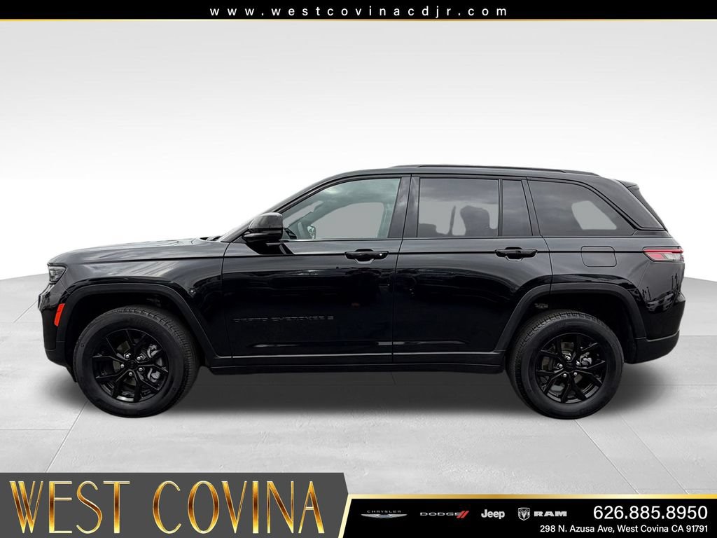 Used 2025 Jeep Grand Cherokee Altitude RWD image 4