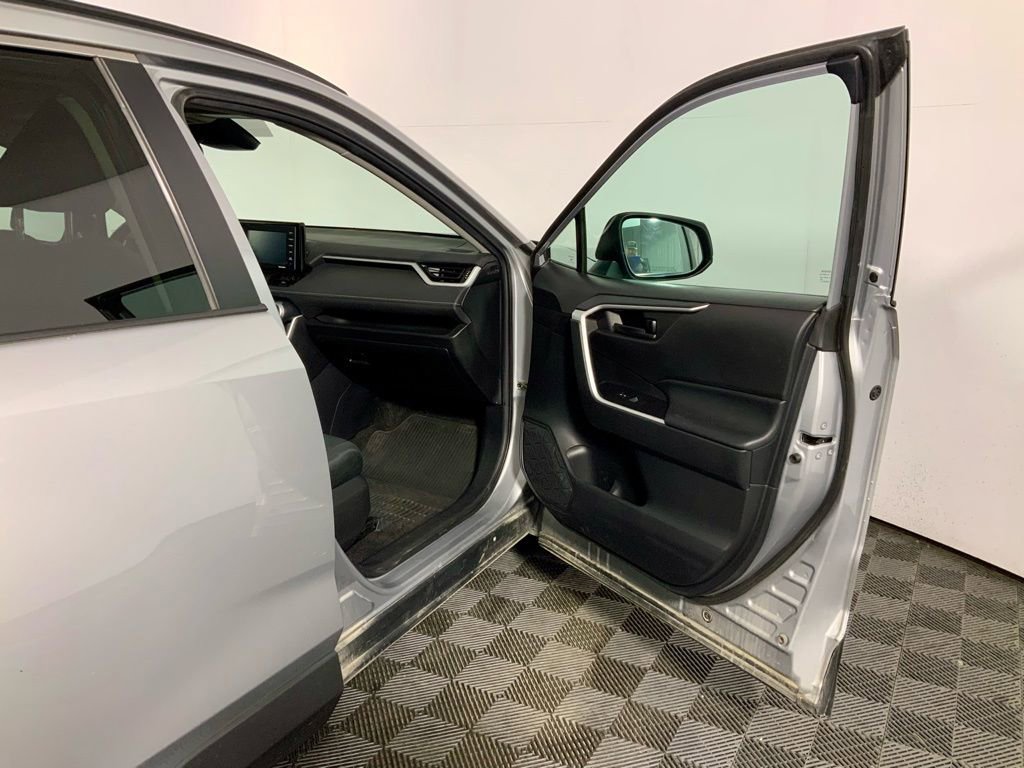 Used 2021 Toyota RAV4 LE image 31