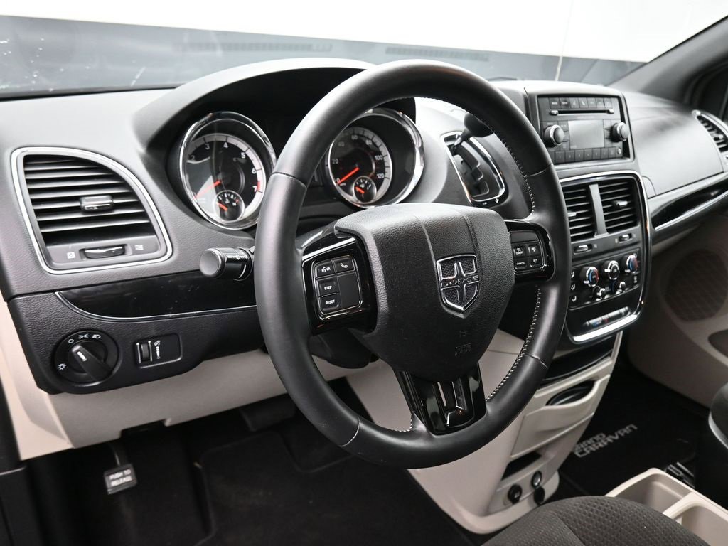 Used 2016 Dodge Grand Caravan SE image 13