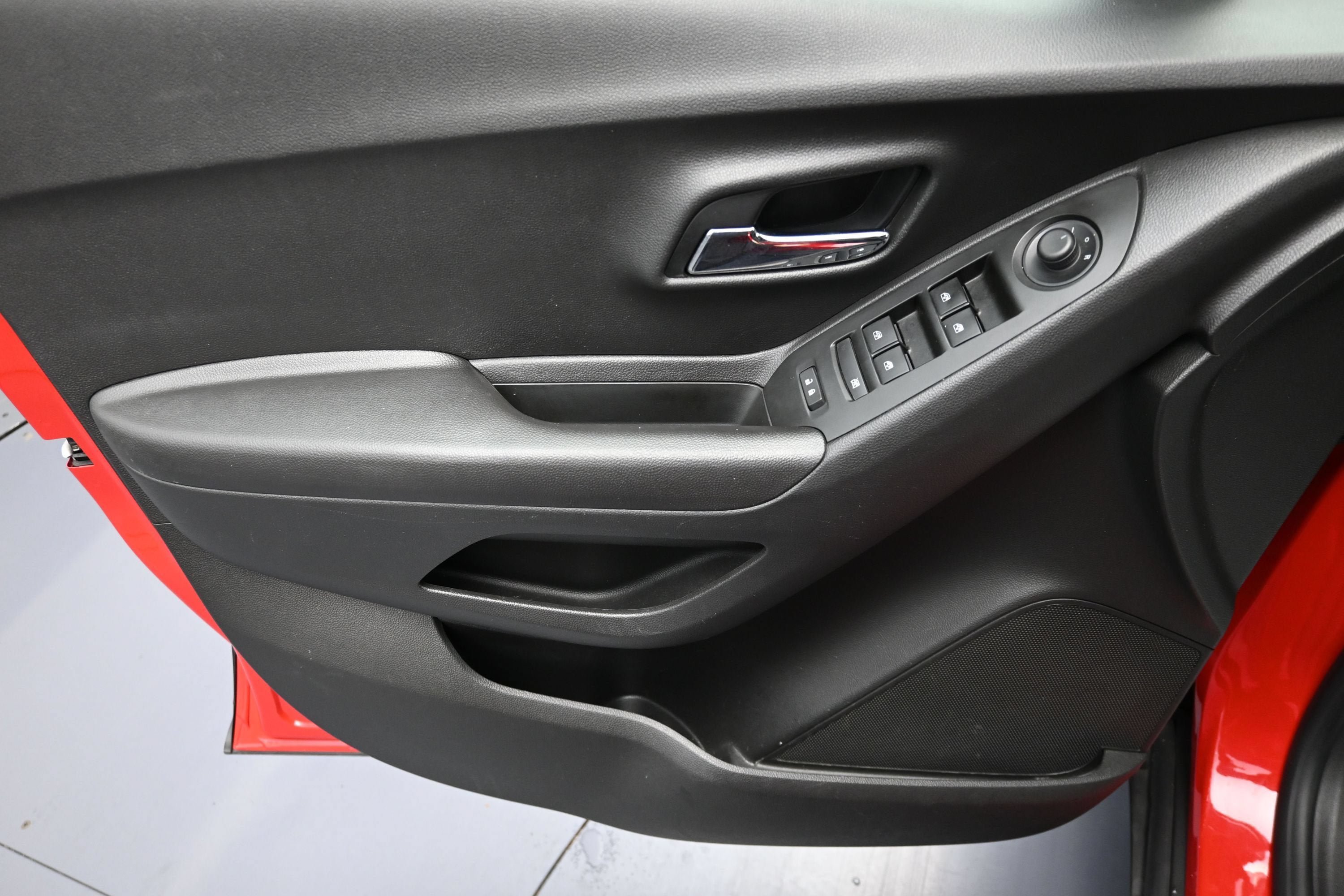 Used 2020 Chevrolet Trax LT w/ LT Convenience Package FWD image 21