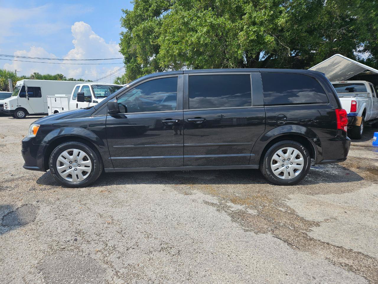 Used 2016 Dodge Grand Caravan SE w/ Quick Order Package 29E SE FWD image 2