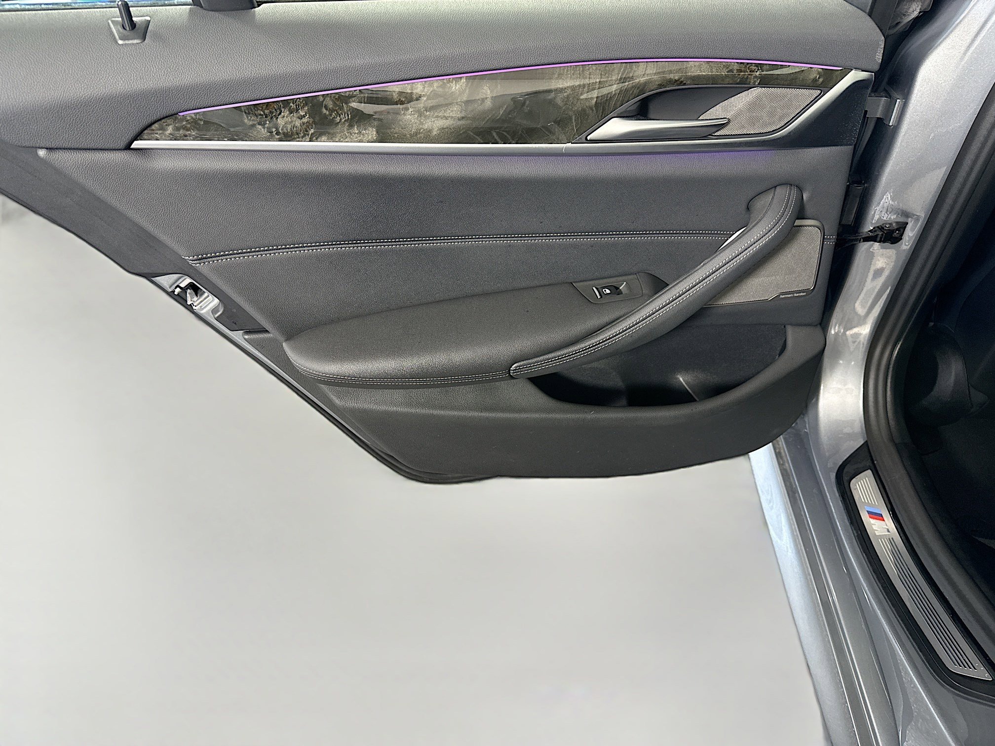 Used 2023 BMW 530e w/ M Sport Package image 26