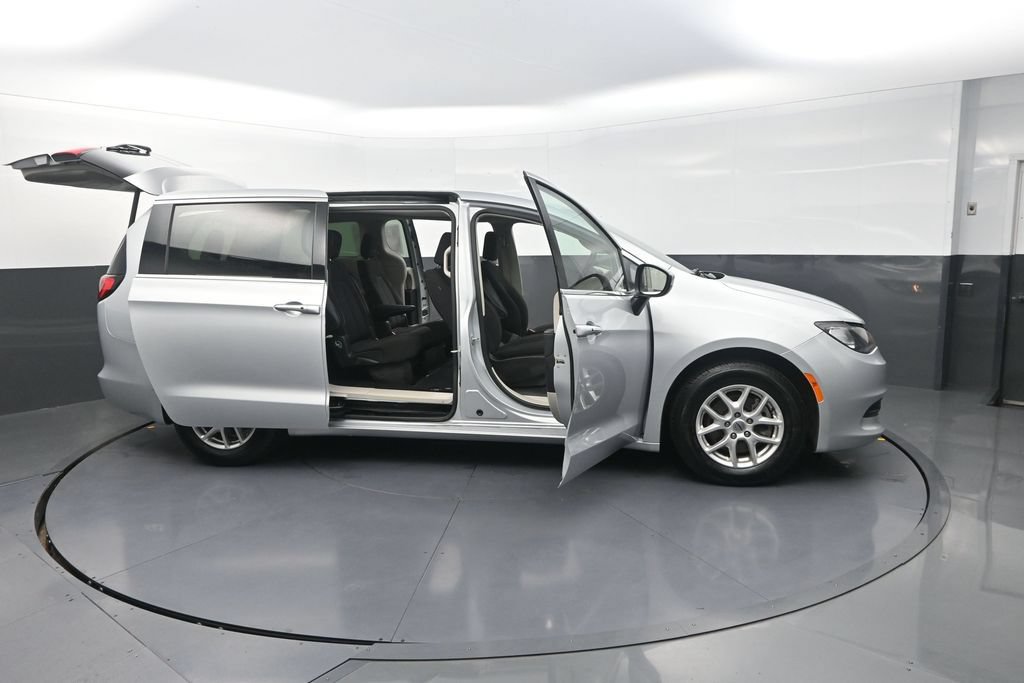 Used 2022 Chrysler Voyager LX FWD image 38