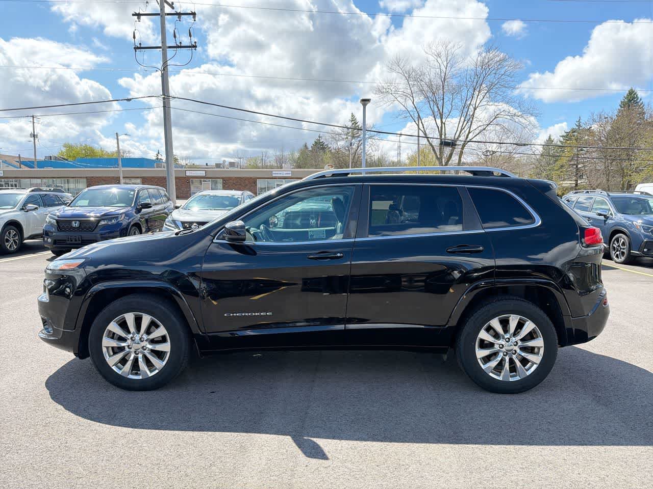 Used 2017 Jeep Cherokee Overland w/ Technology Group image 10