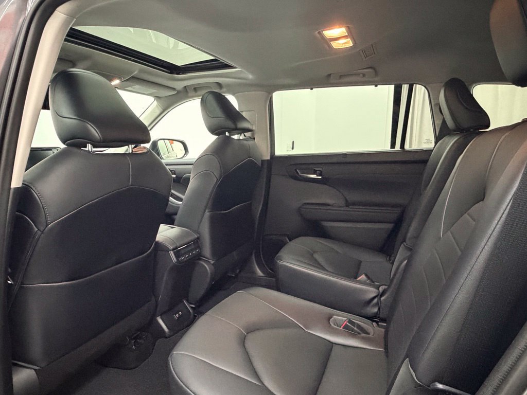 Used 2021 Toyota Highlander XLE FWD image 13