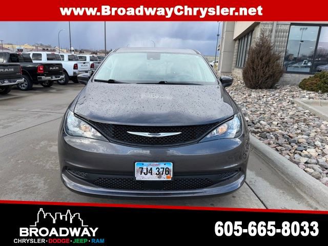 Used 2023 Chrysler Voyager LX image 2