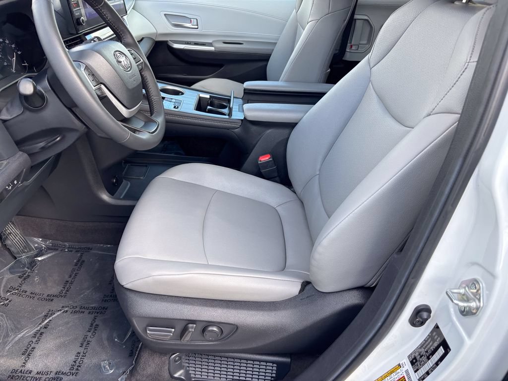 Used 2026 Toyota Sienna XLE FWD image 19