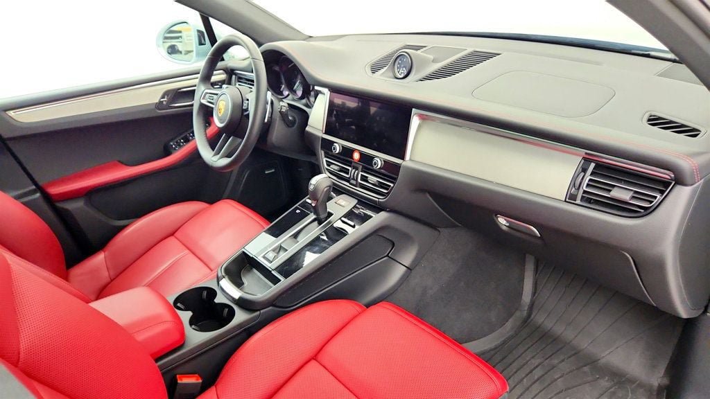 Used 2025 Porsche Macan AWD/4WD image 26