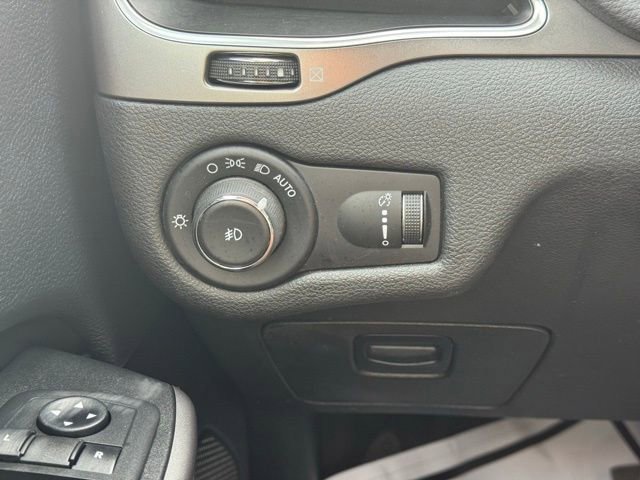 Used 2019 Jeep Cherokee Latitude w/ Popular Appearance Group image 32