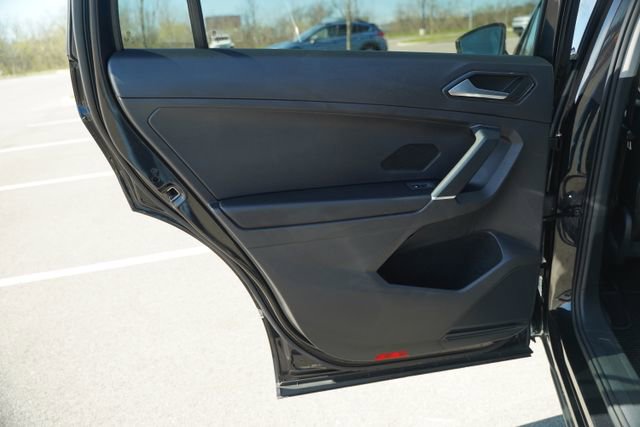 Used 2018 Volkswagen Tiguan SEL image 16