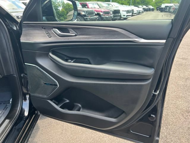 Used 2023 Jeep Grand Cherokee Overland w/ Luxury Tech Group IV AWD/4WD image 31
