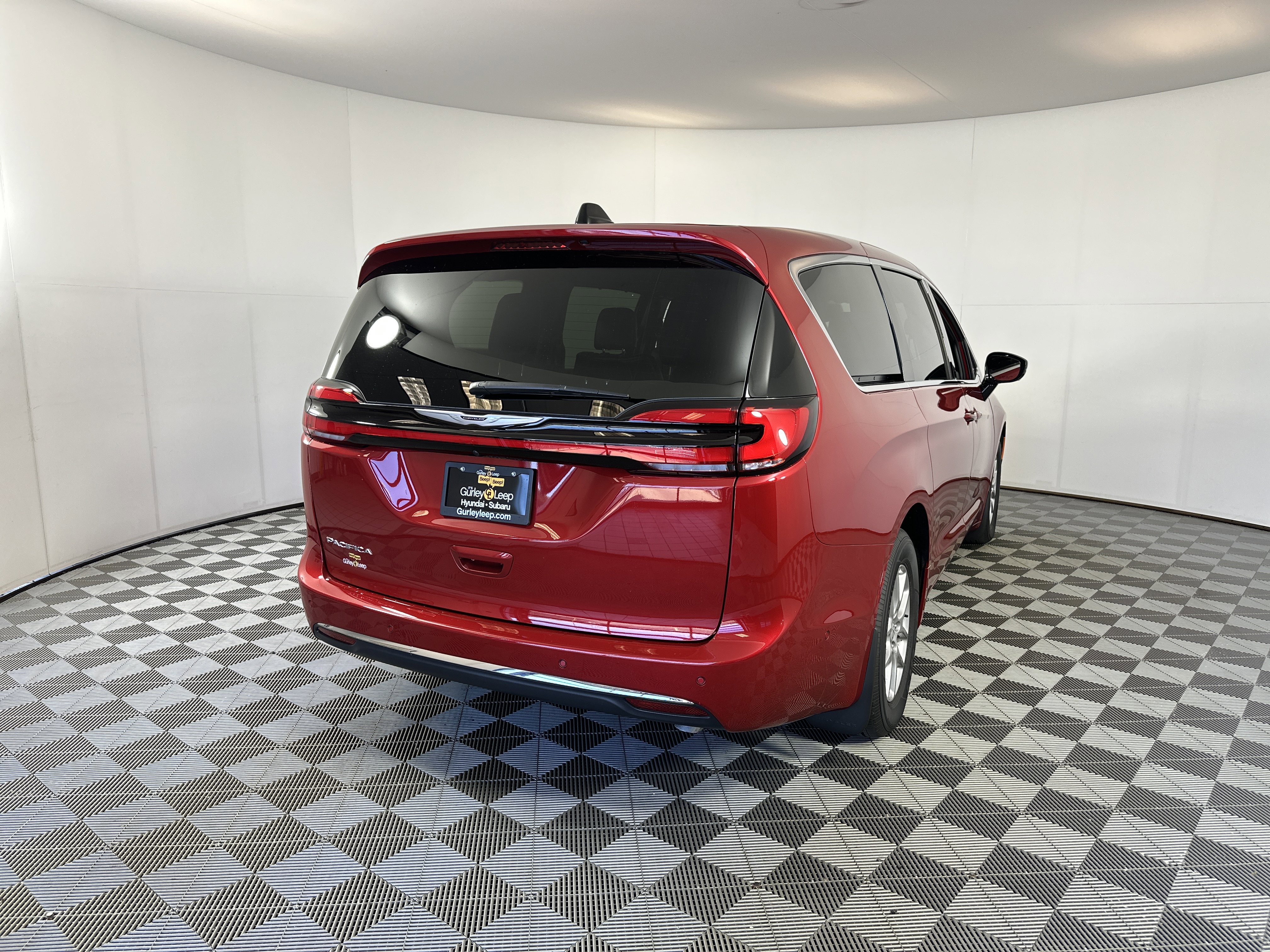 Used 2025 Chrysler Pacifica Select image 11